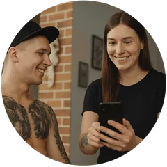 Clientes de un estudio de tatuajes consultando su móvil