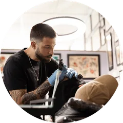 Tatuador trabajando en su cabina